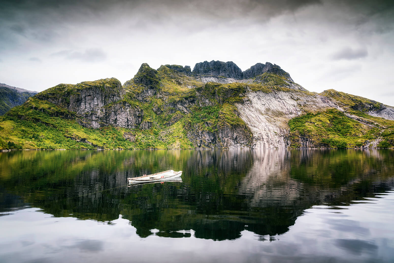 Lake Stuvdalsvatnet by Joakim Jormelin
