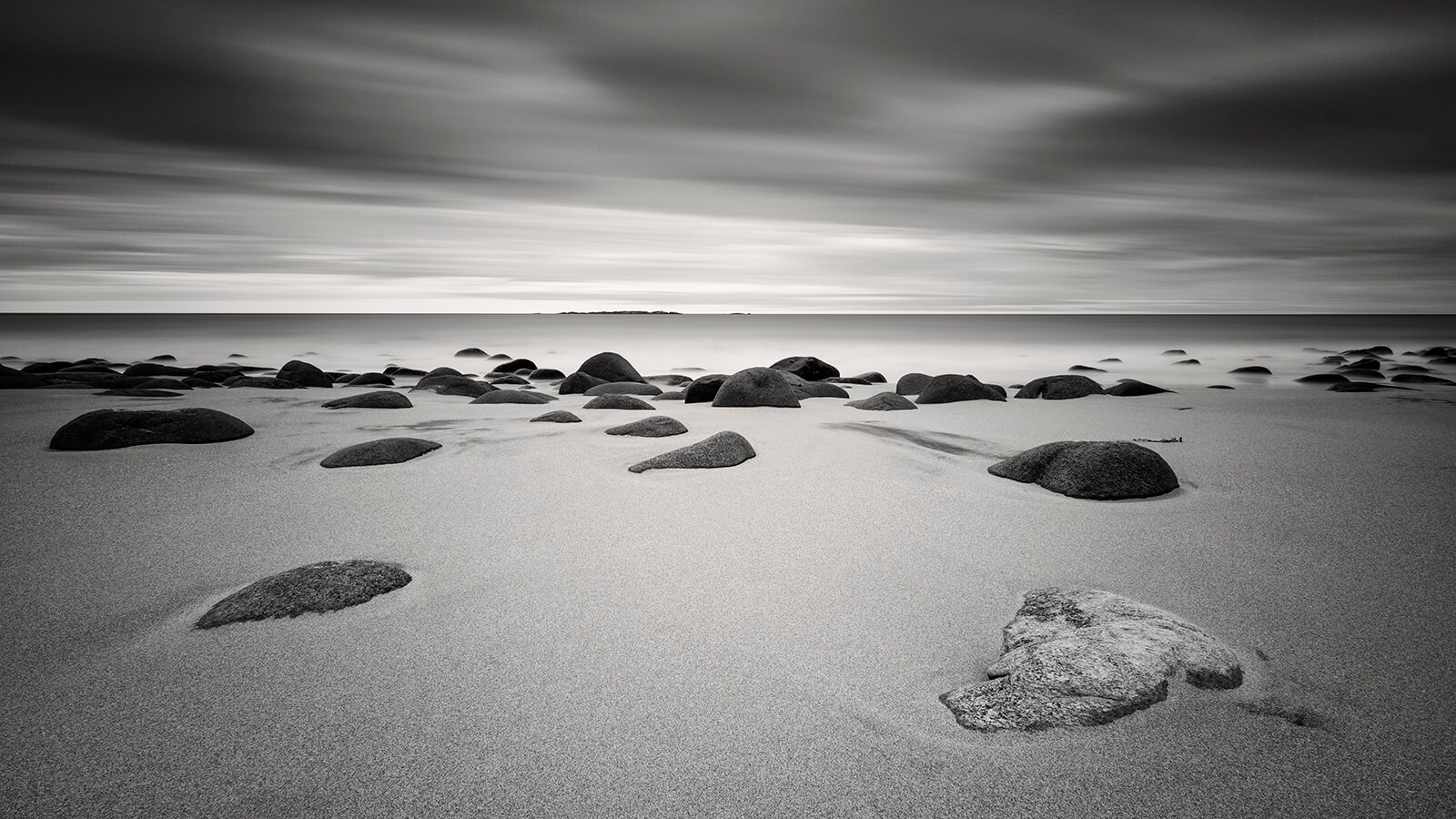 Rocks and white sand at Uttakleiv beach, Lofted Norway - By Joakim Jormelin