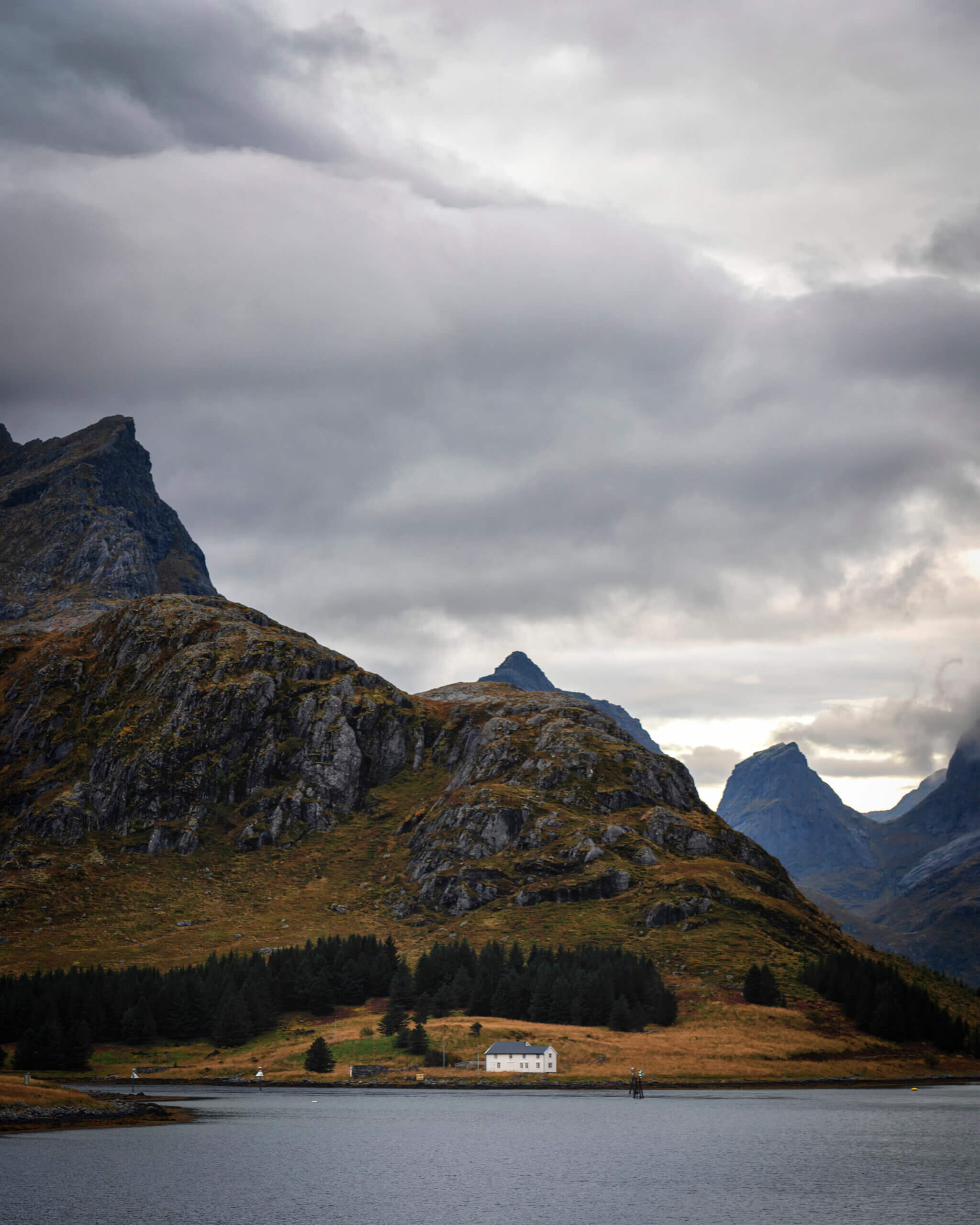 Lofoten scenery by Joakim Jormelin